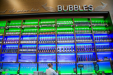 Niederlande  Amsterdam - Bar im Transitbereich am Amsterdam Airport Schiphol (AMS)