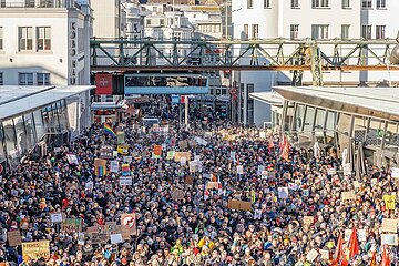 Tausende demonstrieren gegen Rechtsextremismus in Wuppertal