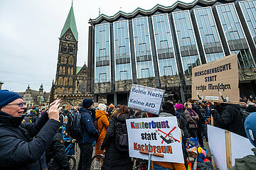 Deutschland  Bremen - Demo gegen rechts und AfD  links der Dom  hinten Buergerschaft