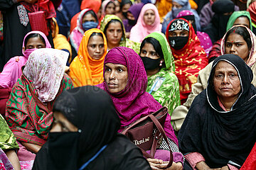 Näherinnen demonstrieren gegen die Kündigungen in Dhaka