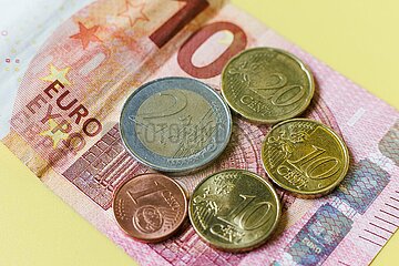 Mindestlohn seit 01.01.2024 bei 12 41 Euro - ab 2025 auf 12 82 Euro erhöht