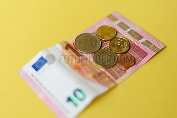 Mindestlohn seit 01.01.2024 bei 12 41 Euro - ab 2025 auf 12 82 Euro erhöht