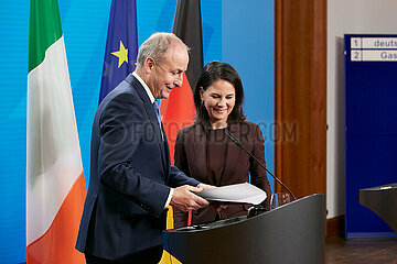 Berlin  Deutschland - Der irische Aussenminister Micheal Martin und die Bundesaussenministerin Annalena Baerbock nach der Pressekonferenz im Aussenministerium.