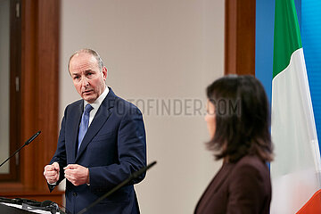 Berlin  Deutschland - Der irische Aussenminister Micheal Martin und die Bundesaussenministerin Annalena Baerbock waehrend einer Pressekonferenz im Aussenministerium.