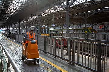 Republik Irland  Dublin - Mitarbeiter von Irish Rail im Fernbahnhof Heuston Station