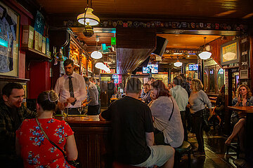 Republik Irland  Dublin - Pub im Kneipenviertel Tempel Bar  beliebt bei Einheimischen und Touristen
