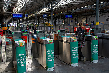 Republik Irland  Dublin - Bezahlschranke zu den Bahnsteigen im Fernbahnhof Heuston Station