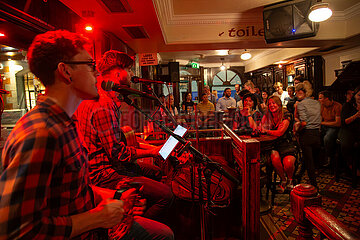 Republik Irland  Dublin - Pub mit Livemusik im Kneipenviertel Tempel Bar  beliebt bei Einheimischen und Touristen