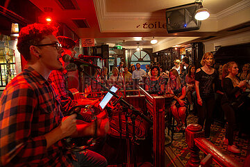 Republik Irland  Dublin - Pub mit Livemusik im Kneipenviertel Tempel Bar  beliebt bei Einheimischen und Touristen