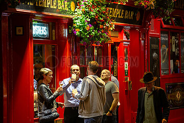 Republik Irland  Dublin - Das Pub The Temple Bar im gleichnamigen Kneipenviertel Tempel Bar  beliebt bei Einheimischen und Touristen