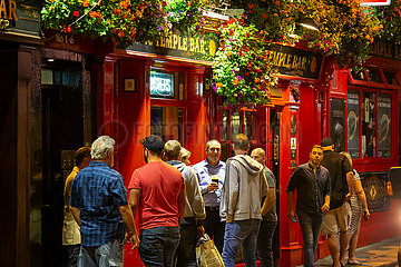 Republik Irland  Dublin - Das Pub The Temple Bar im gleichnamigen Kneipenviertel Tempel Bar  beliebt bei Einheimischen und Touristen