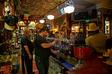 Republik Irland  Dublin - Barkeeper im Kneipenviertel Tempel Bar  beliebt bei Einheimischen und Touristen