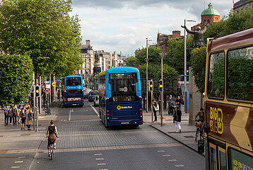 Republik Irland  Dublin - Doppeldeckerbusse in der O Connell Street  die bekannteste Strasse Dublins in der City