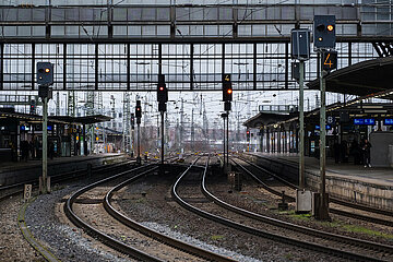 Deutschland  Bremen - Leere am Bremer Hauptbahnhof waehrend des landesweiten Streiks der Lokfuehrer-Gewerkschaft GDL