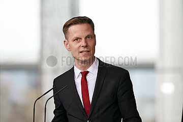 Berlin  Deutschland - Kai Niebert bei der Pressekonferenz anlaesslich des Treffens der Allianz fuer Transformation.