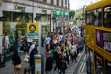 Republik Irland  Dublin - Bushaltestelle in der O Connell Street  die bekannteste Strasse Dublins in der City