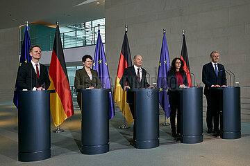 Berlin  Deutschland - Pressekonferenz mit Kai Niebert  Tanja Goenner  Olaf Scholz  Yasmin Fahimi und Kai Weber anlaesslich des Treffens der Allianz fuer Transformation.