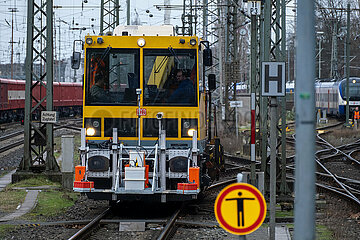 Deutschland  Bremen - Mitarbeiiter der DB Netz-Instandhaltung in einem Fahrbahninstandhaltungszug am Bremer Hauptbahnhof