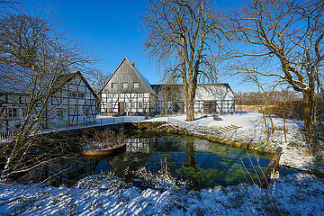 Winter mit Schnee im Ruhrgebiet  Emscherquelle am Emscherquellhof  Holzwickede  Nordrhein-Westfalen  Deutschland