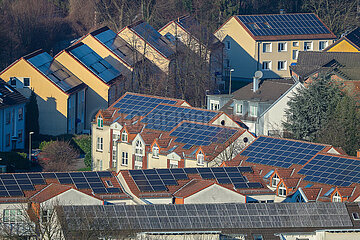 Solarsiedlung  Mehrfamilienhaeuser mit Solardaechern  Bottrop  Nordrhein-Westfalen  Deutschland
