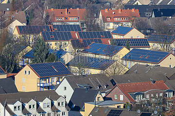 Solarsiedlung  Mehrfamilienhaeuser mit Solardaechern  Bottrop  Nordrhein-Westfalen  Deutschland