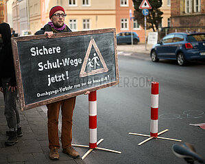 Aktivist*innen testen Modalfilter in Greifswald