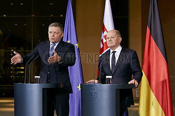 Berlin  Deutschland - Robert Fico und Olaf Scholz bei der gemeinsamen Pressekonferenz im Kanzleramt.