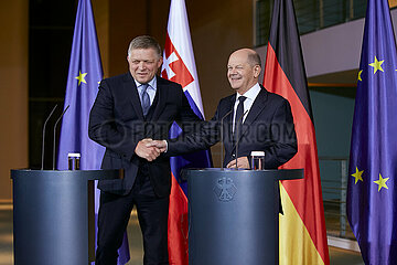 Berlin  Deutschland - Robert Fico und Olaf Scholz beim Handschlag nach der gemeinsamen Pressekonferenz im Kanzleramt.