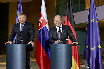 Berlin  Deutschland - Robert Fico und Olaf Scholz bei der gemeinsamen Pressekonferenz im Kanzleramt.