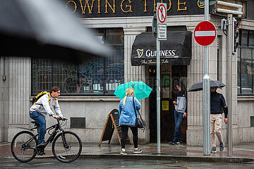 Republik Irland  Dublin - regnerischer Tag in der Stadt (Vor einem Pub im Stadtzentrum)