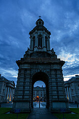 Republik Irland  Dublin - Trinity College 1592  Glockenturm Campanile (1853) auf dem Campus