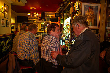 Republik Irland  Dublin - Einheimische in einem Pub im Kneipenviertel Tempel Bar