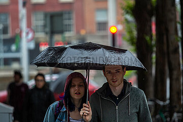 Republik Irland  Dublin - Junges Paar mit Regenschirm  regnerischer Tag in der Stadt (Stadtzentrum)