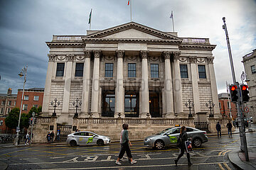 Republik Irland  Dublin - City Hall (gebaut 1769 and 1779)  Dublins historisches Rathaus bei Regen