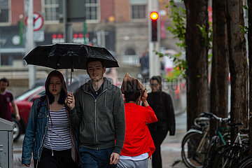 Republik Irland  Dublin - Junges Paar mit Regenschirm  regnerischer Tag in der Stadt (Stadtzentrum)