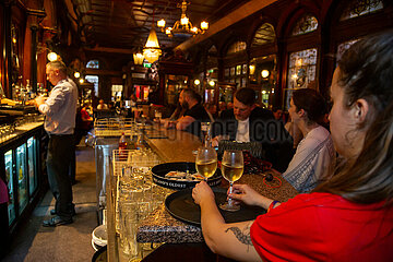 Republik Irland  Dublin - The Stag s Head  Irish pub im Kneipenviertel Tempel Bar  beliebt bei Einheimischen und Touristen