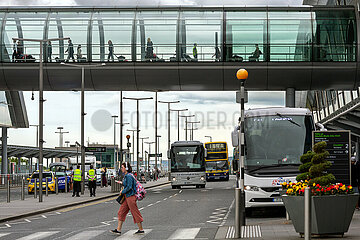 Republik Irland  Dublin - Fussgangeruebergang im Bereich Ankunft von Dublin Airport (DUB)