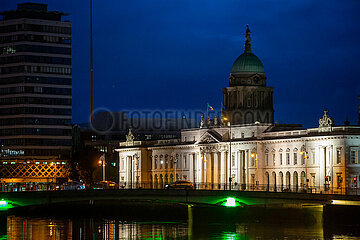 Republik Irland  Dublin - The Custom House (1781–1791  Neoklassizismus)  heute Umweltministerium und Kommunalverwaltung) am Fluss Liffey im Stadtzentrum