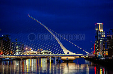 Republik Irland  Dublin - Samuel Beckett Bridge ueber den Fluss Liffey  Blick Richtung Hafen