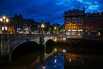 Republik Irland  Dublin - O Connell Bridge ueber den Fluss Liffey ueber die die O Connell Street fuehrt  bekannteste Strasse Dublins in der City