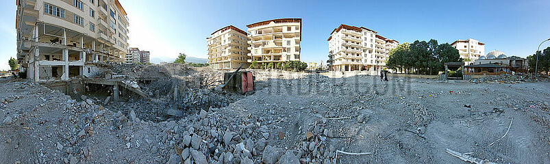Nurdagi  Tuerkei - Zerstoerte Hochhaeuser im Erdbebengebiet Region Gaziantep