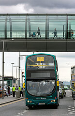 Republik Irland  Dublin - Doppeldeckerbus und Fussgangeruebergang im Bereich Ankunft von Dublin Airport (DUB)