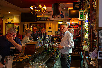 Republik Irland  Dublin - Barkeeper in einem Irish pub im Kneipenviertel Tempel Bar  beliebt bei Einheimischen und Touristen