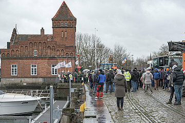 Bauern protestieren gegen Christian Lindner in Lübeck