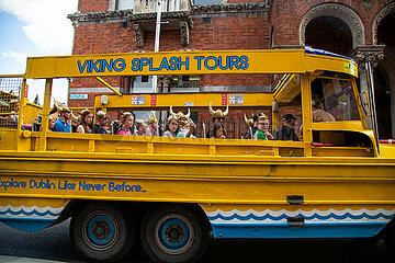 Republik Irland  Dublin - Touristen unterwegs im Stadtverkehr mit Viking Splash Tours (Amphibienfahrzeug)