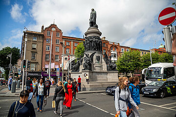 Republik Irland  Dublin - O Connell Street  bekannteste Strasse Dublins in der City  mit Denkmal von Daniel O Connell (Gruender der Catholic Association 1854)