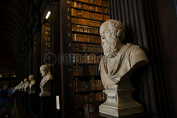 Republik Irland  Dublin - The Long Room (1732)  Old Library des Trinity College 1592  Statue von Sokrates