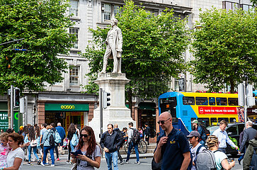 Republik Irland  Dublin - O Connell Street  bekannteste Strasse Dublins in der City  mit Denkmal von Sir John Gray (irischer Politiker)  errichtet 1879
