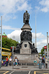 Republik Irland  Dublin - O Connell Street  bekannteste Strasse Dublins in der City  mit Denkmal von Daniel O Connell (Gruender der Catholic Association 1854)