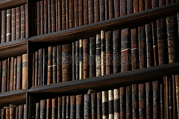 Republik Irland  Dublin - Buecherregale  The Long Room (1732)  Old Library des Trinity College 1592
